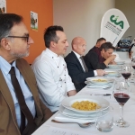 I giudici soddisfatti dall'assaggio dei tortellini in brodo della Bellarama